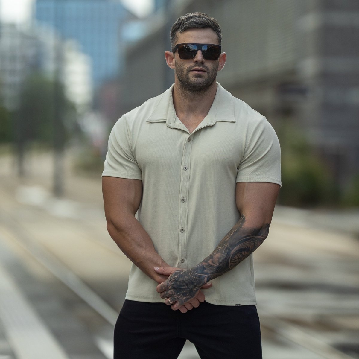 Stretch Casual Shirts For Bodybuilders cream fitted arms